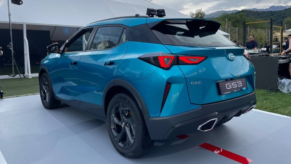 Кроссовер GAC GS3 на презентации в Казахстане сбоку и сзади