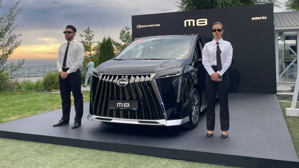 Минивэн GAC M8 на презентации в Казахстане вид спереди