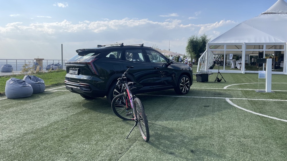 Geely Atlas 4wd в Казахстане презентация вид сбоку сзади