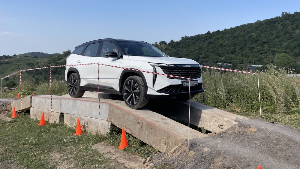 Geely Atlas 4wd в Казахстане презентация боковой фронтальный тест в динамике на препятствии бездорожья