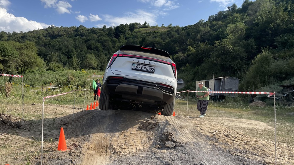 Geely Atlas 4wd в Казахстане в динамическом тесте заднего хода на бездорожье с препятствием