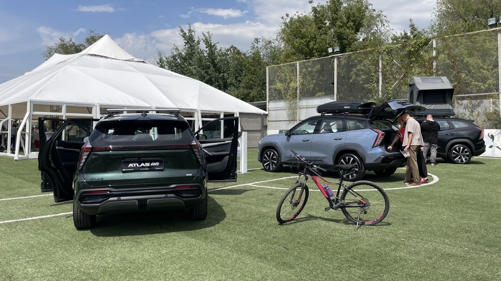 Geely Atlas 4wd в Казахстане презентация вид сбоку сзади