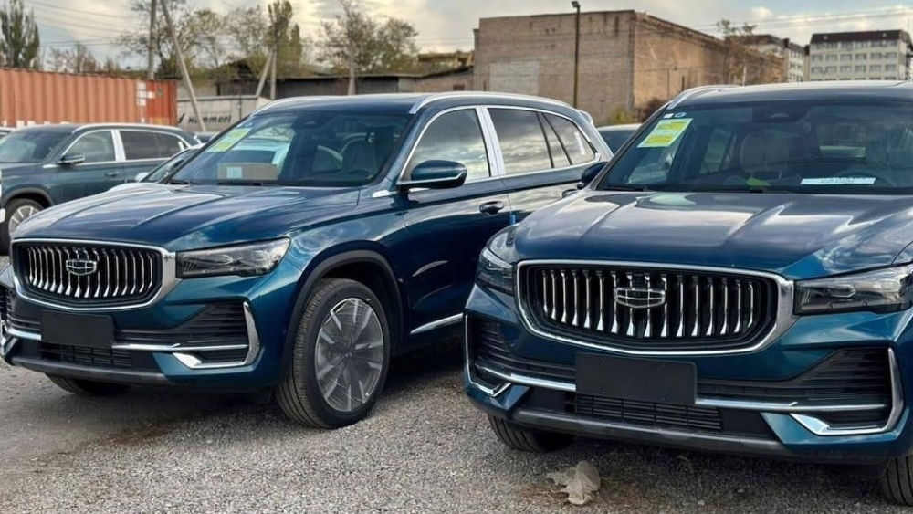 Geely Monjaro серый параллельный импорт купить сторону на парковке в Китае