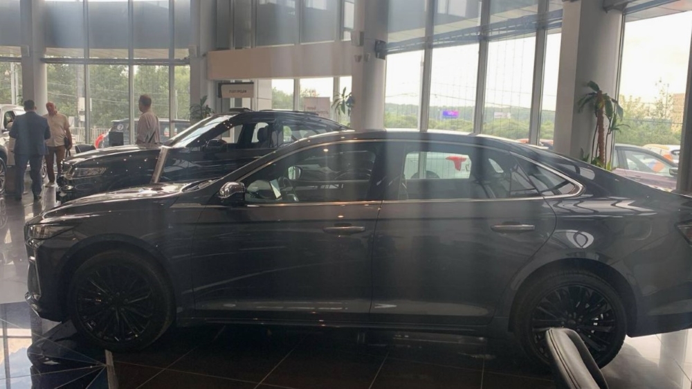 Geely Preface седан у дилера в автосалоне со стороны