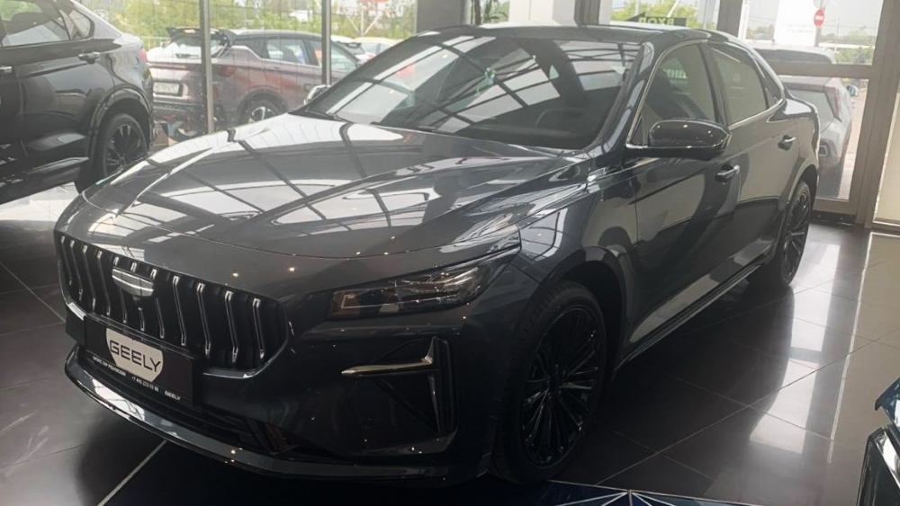 Geely Preface седан у дилера в выставочном зале спереди