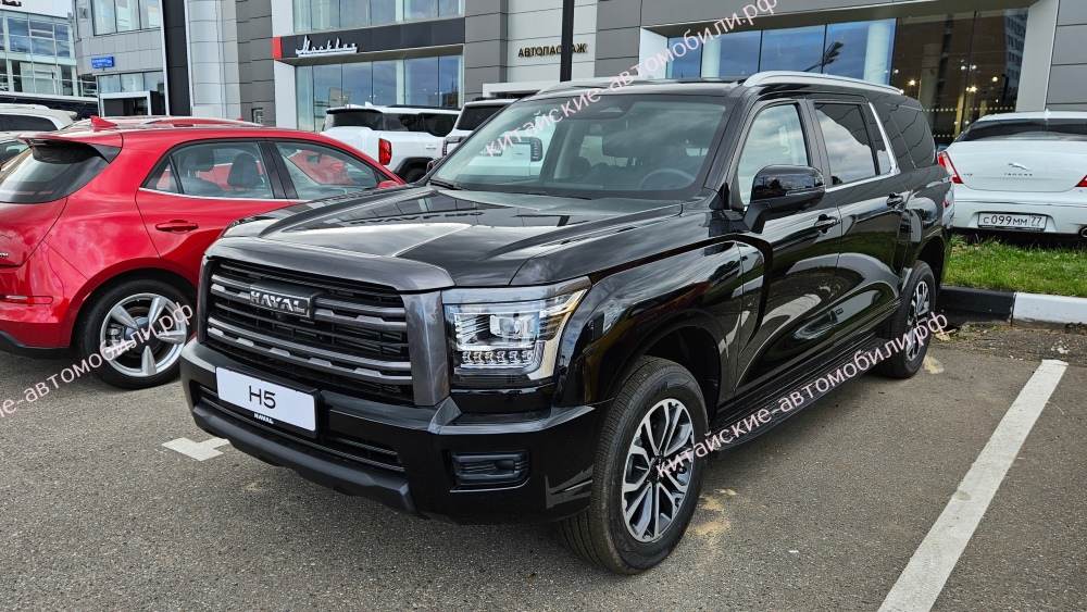 Внедорожник Haval H5 в автосалоне в Москве вид спереди сбоку