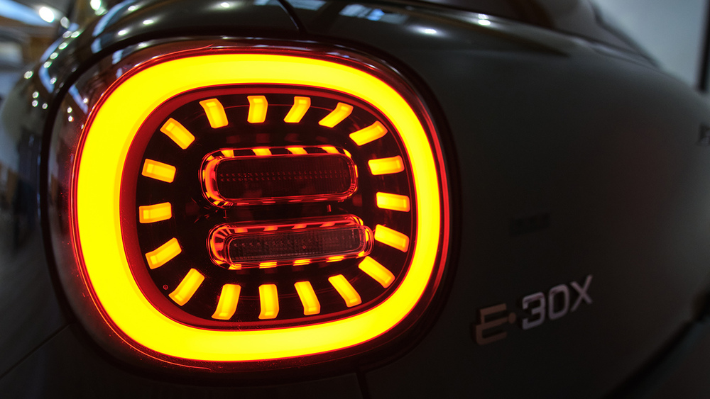 JAC E30X в Беларуси рисует фары