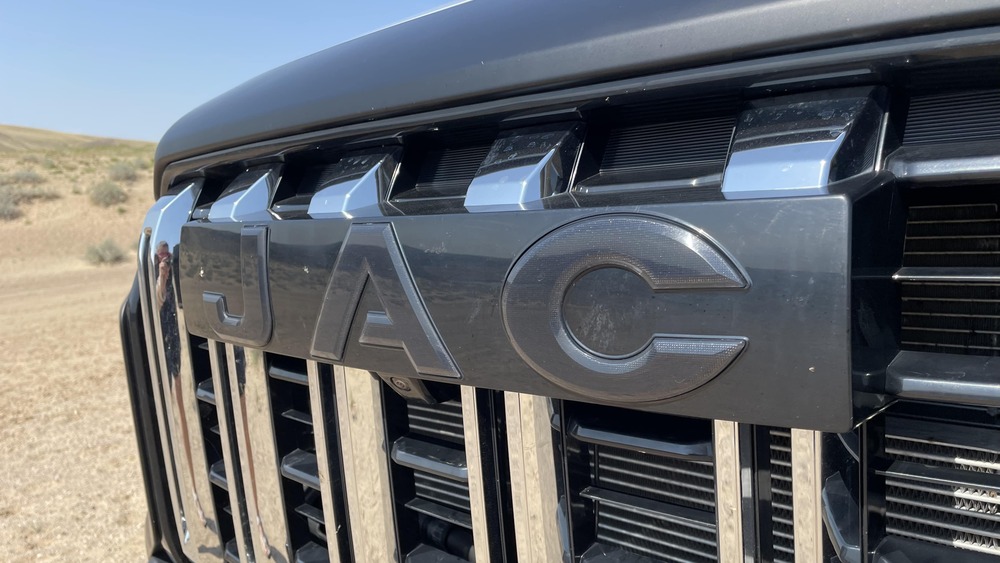 JAC T9 front in Kazakhstan test logo grille