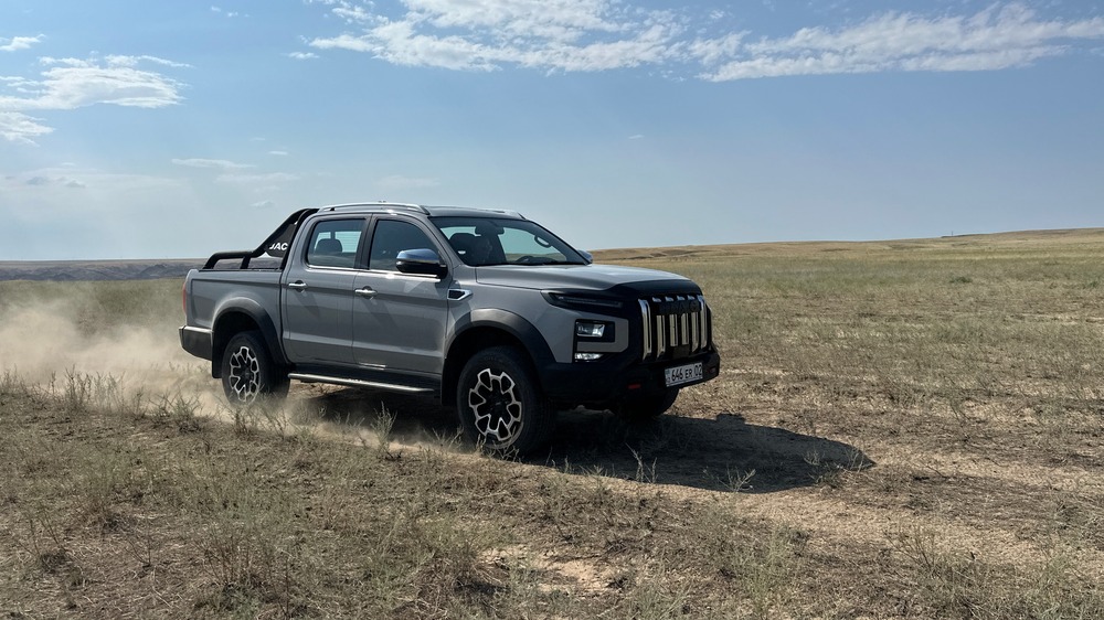 JAC T9 side front dynamic in Kazakhstan test