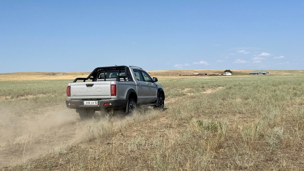 JAC T9 side rear dynamic in Kazakhstan test