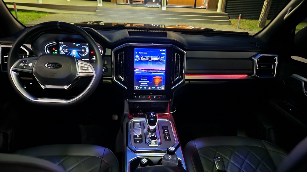 JAC T9 test salon interior evening atmospheric lighting