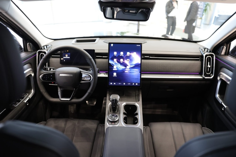 JAECOO J7 Business Car Каширский салон интерьер передний в автосалоне