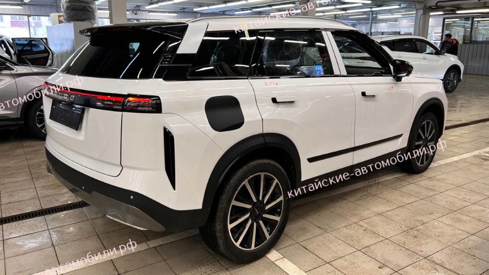 Гибридный кроссовер Jaecoo J7 в России у дилера вид сбоку сзади