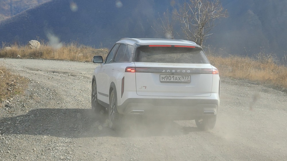 Jaecoo J7 боковая задняя часть в динамике идет