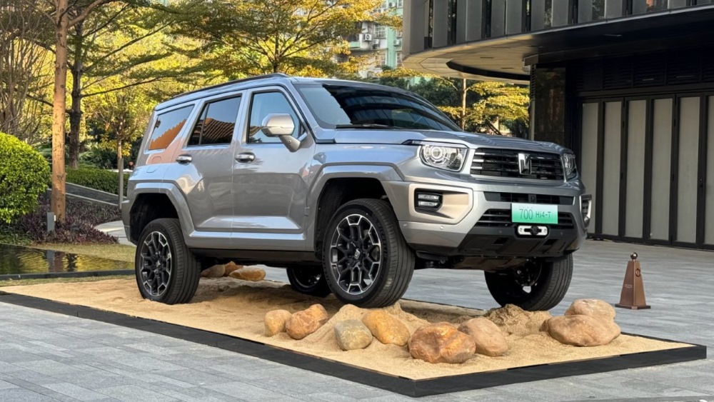 Гибридный внедорожник Tank 700 Hi4-T вид сбоку спереди