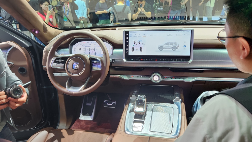 Интерьер внедорожника Tank 700 Hi4-T