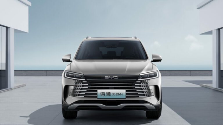 В Китае представлен на официальных изображениях новый кроссовер BYD Sealion 05 DM-i