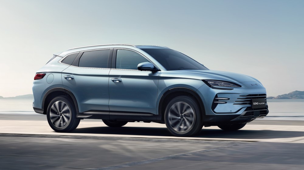 обновленный BYD Song Plus DM-i боковая передняя часть