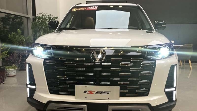 Changan CS95 2023 модельного года кроссовер передняя часть