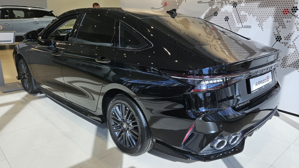 Chery Arrizo 8 седан в обвесе Khann сбоку сзади у дилера в Воронежском автосалоне