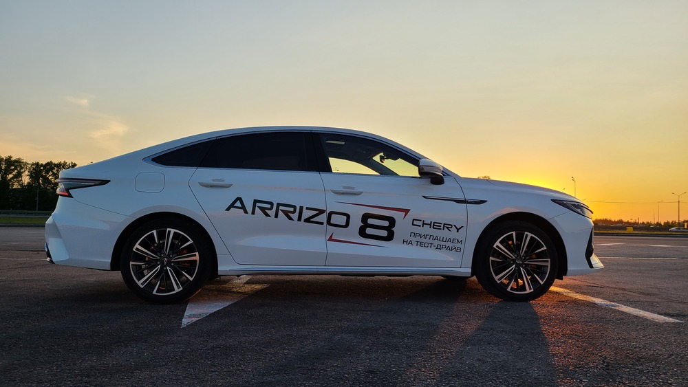 Chery Arrizo 8 вид сбоку