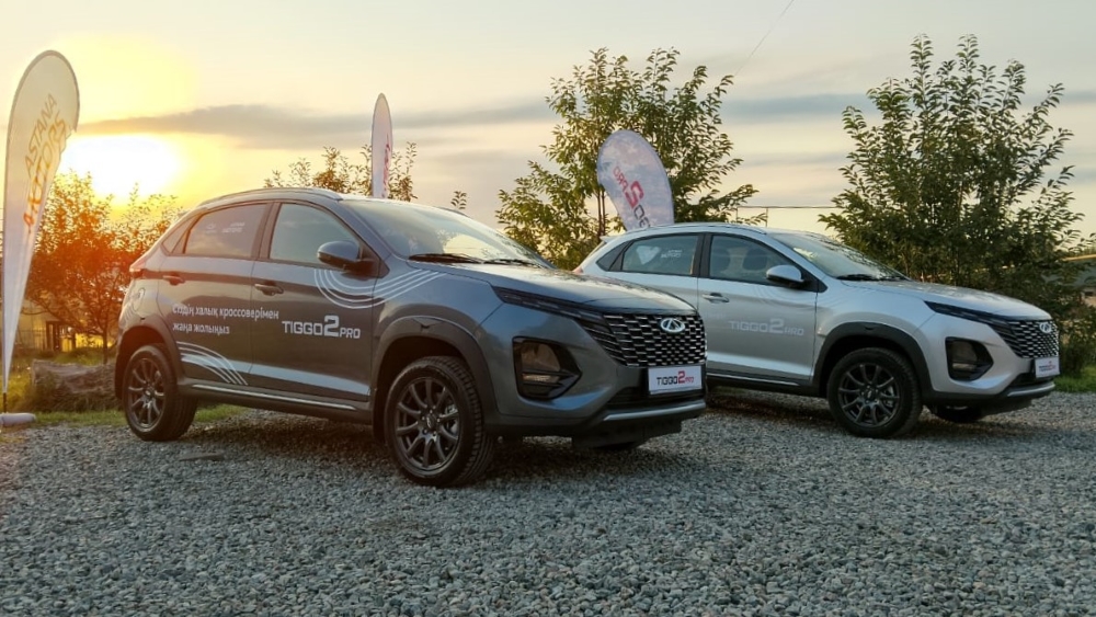 Презентация кроссовера Chery Tiggo 2 Pro сбоку спереди в Казахстане