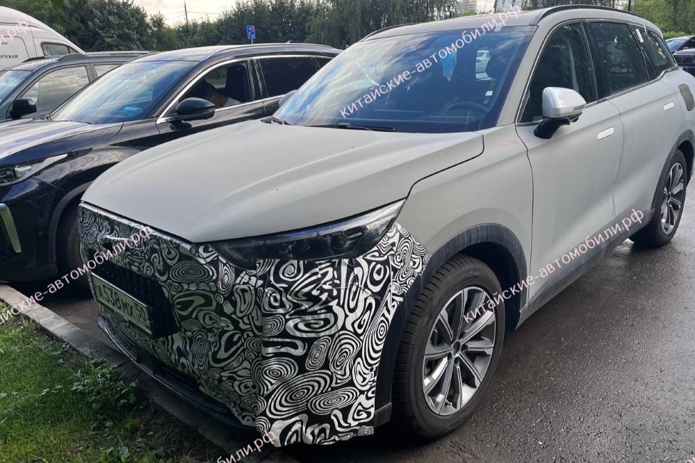 Кроссовер Chery Tiggo 8L в России вид сбоку спереди