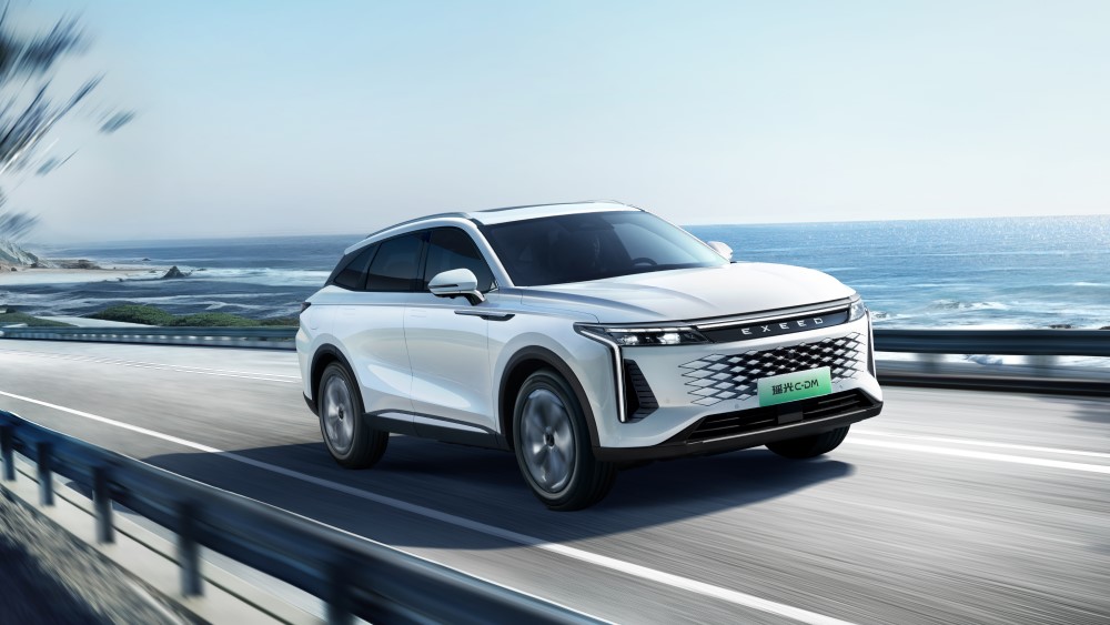 Гибридный кроссовер Exeed RX C-DM вид сбоку спереди в динамике