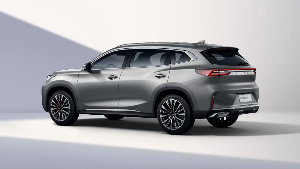 новый кроссовер exeed txl флагман серебристый сбоку сзади 