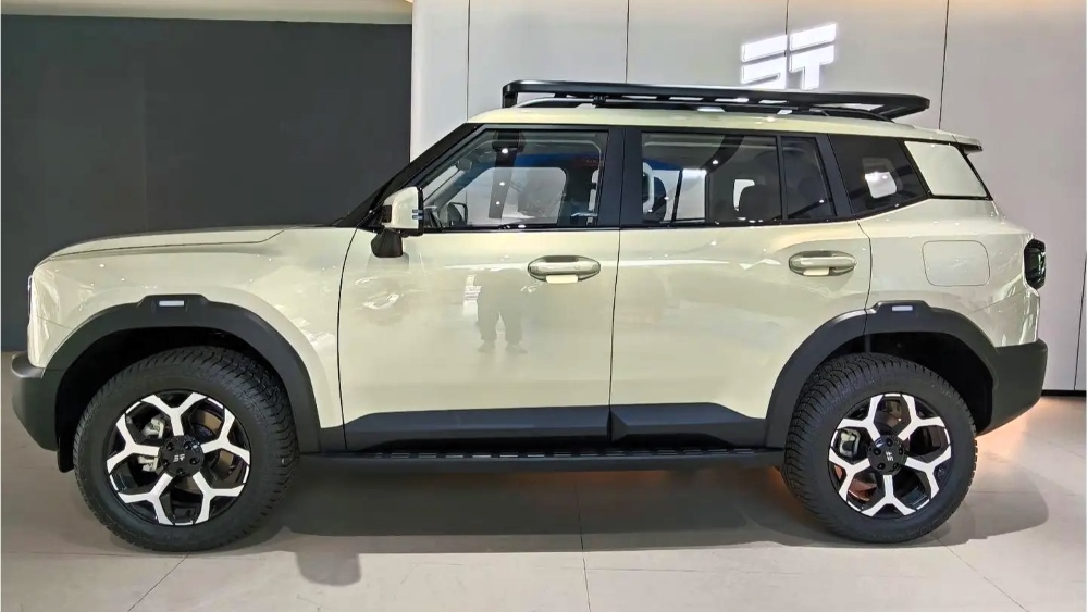 Гибридный кроссовер Jetour T1 вид сбоку