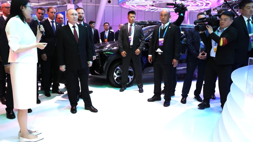 Президент России Владимир Путин перед Yufun KS02 на базе Geely Atlas