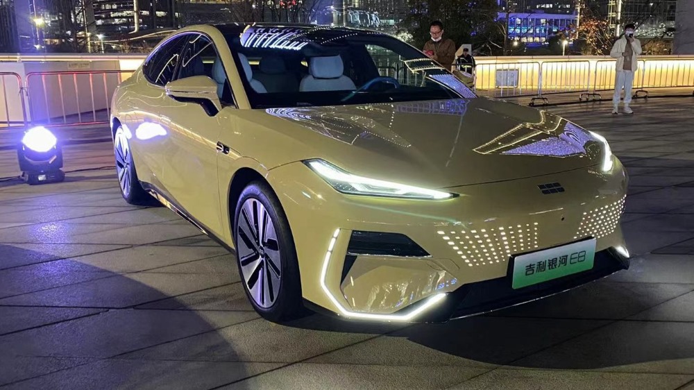 Презентация Geely Galaxy E8 сбоку и спереди