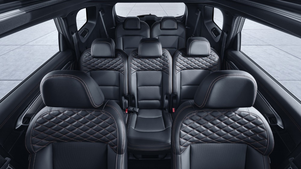 Кроссовер Geely Okavango в России салон интерьер 7 мест