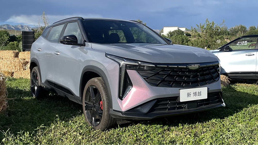 geely atlas pro crossover 2024 боковая передняя часть фиолетовый