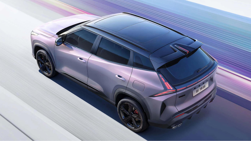 обновленный кроссовер Geely Atlas Cool 2024 модельного года, вид сбоку сзади, фиолетовый