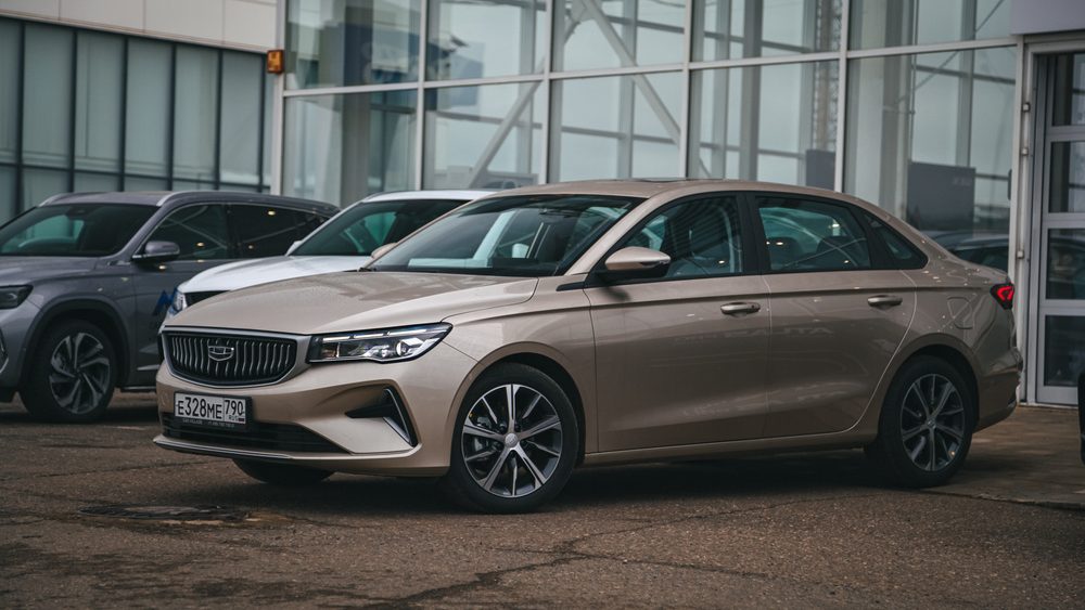 Geely Emgrand 7 седан перед стороной
