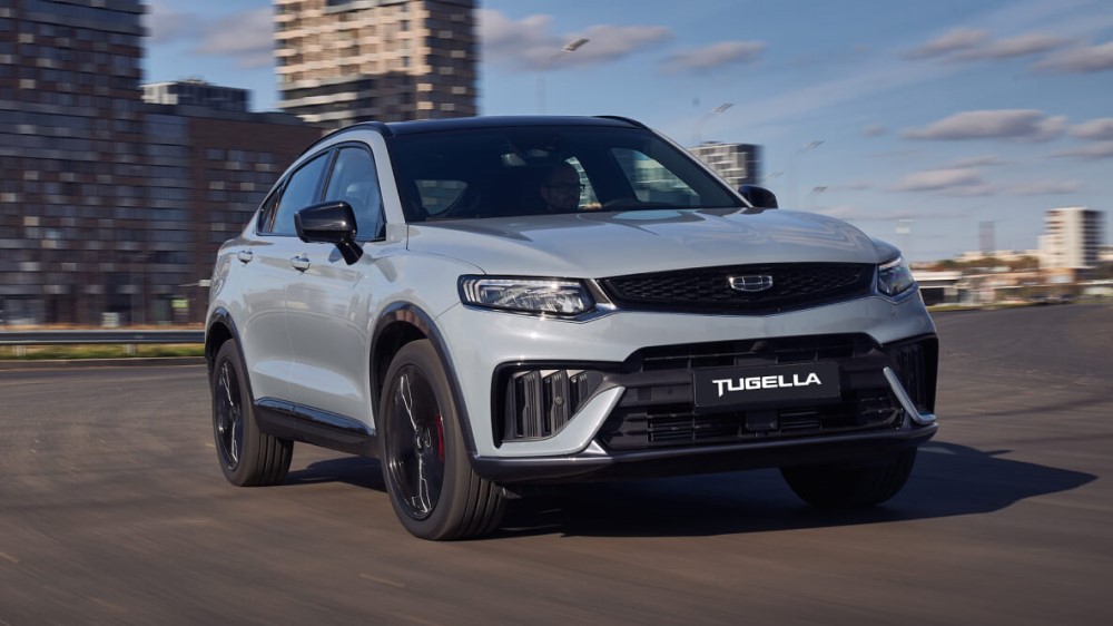 Geely Tugella передняя часть в динамике