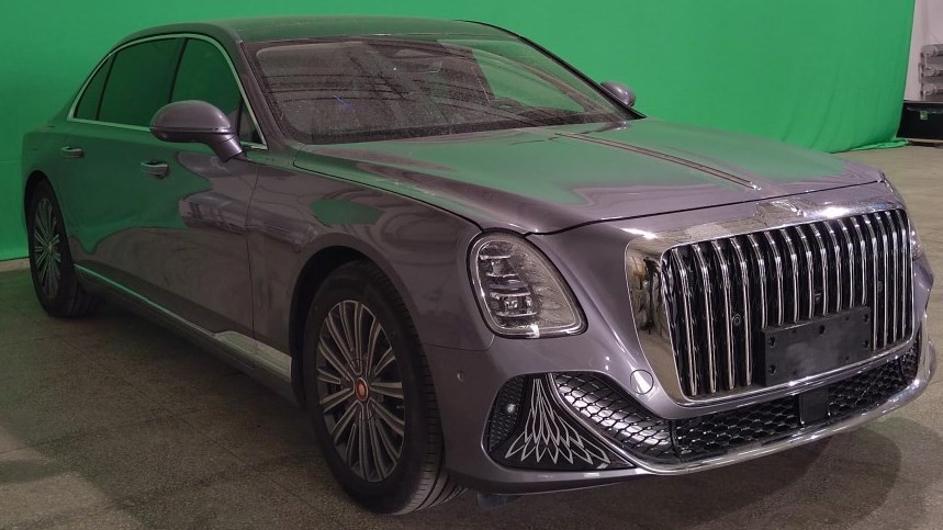 Гибридный седан Hongqi L1, вид сбоку спереди