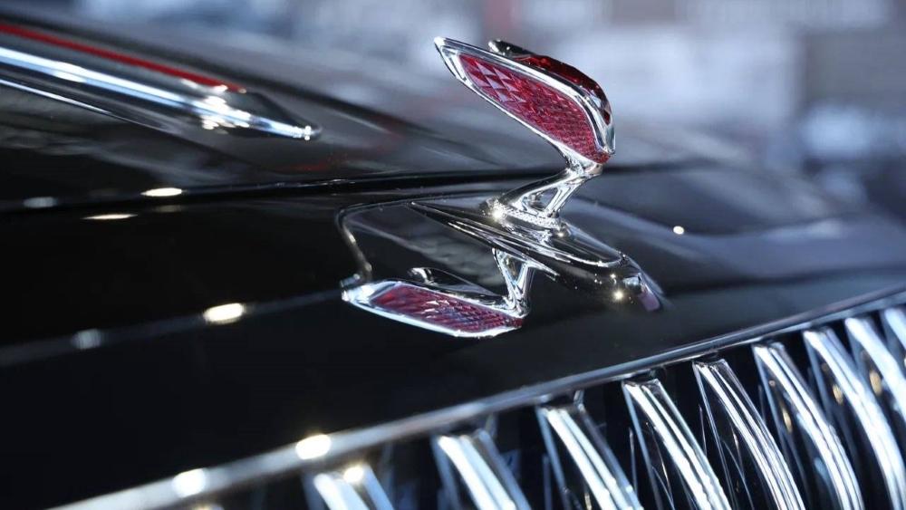 Логотип на капоте седана Hongqi L1 VEF 2024