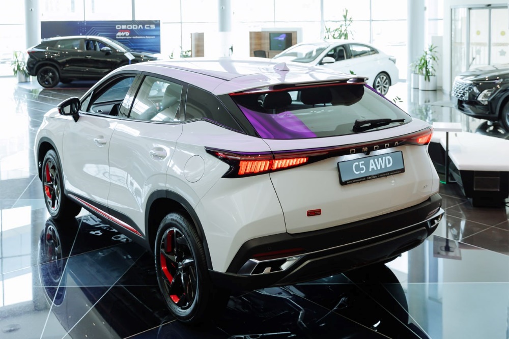 OMODA C5 в автосалоне BUSINESS CAR KASHIRskiy вид сбоку сзади