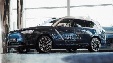 В России старт продаж гибридного кроссовера Seres Aito M9 отложен до 2025 года В России старт продаж гибридного кроссовера Seres Aito M9 отложен до 2025 года