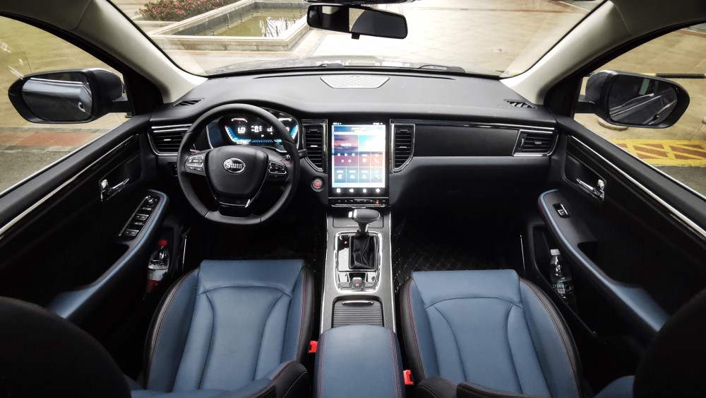 салон кроссовера SWM G05 Pro