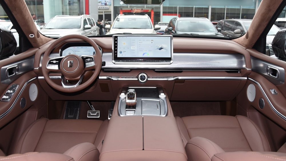 Интерьер танка 700 Hi4-T