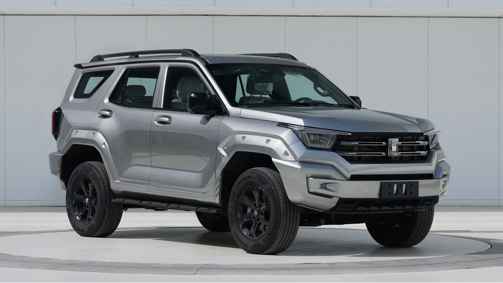 бак 400 дизельный сбоку спереди серебристый