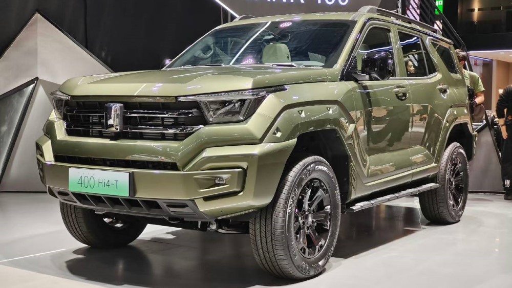 Гибридный внедорожник Tank 400 Hi4-T на Шанхайском автосалоне, вид сбоку спереди