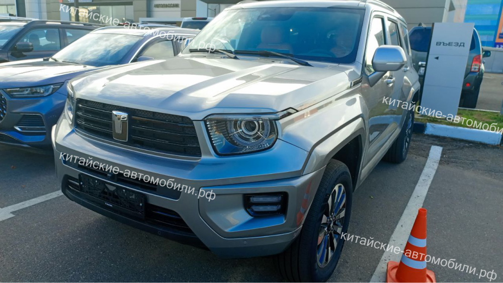 бак 700 бензиновый внедорожник виден со стороны дилера спереди серый