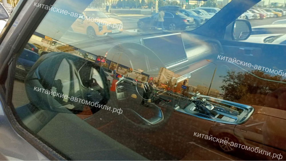 бензиновый внедорожник танк 700 замечен у дилера, коричнево-черный салон