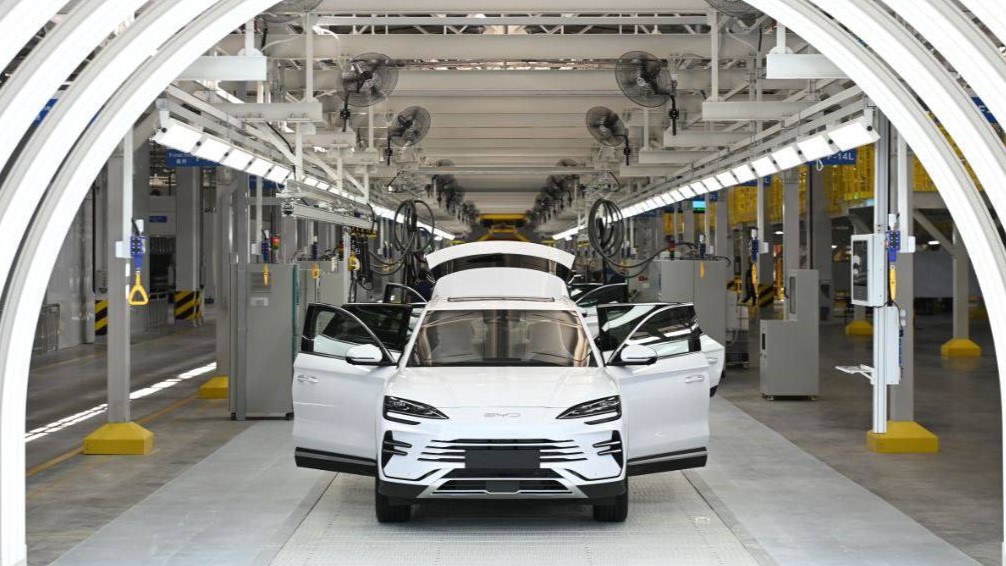 Кроссовер BYD Song Plus Champion, вид спереди на заводе в Узбекистане