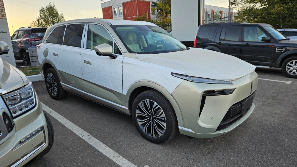 Кроссовер Вей 07 у дилера на стоянке, вид спереди, кремовый