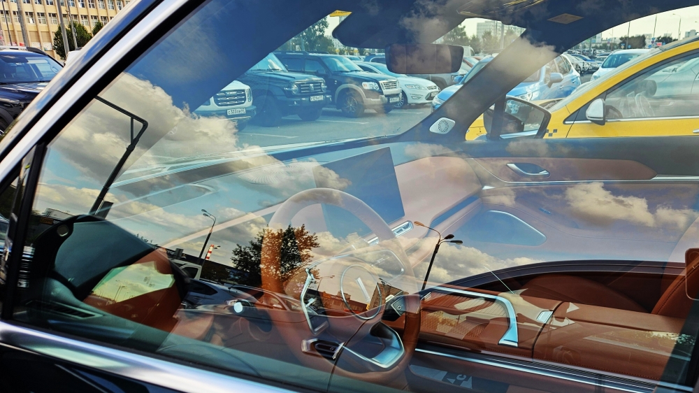 Кроссовер Вей 07 в интерьере дилерского салона